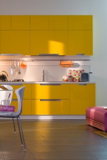 Κίτρινη κουζίνα σε συνδυασμό με καθιστικό
