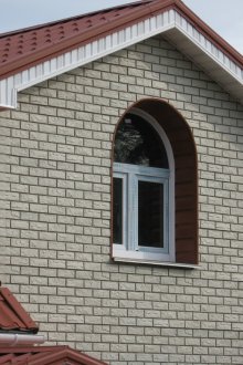 Rivestimento in pietra bianca