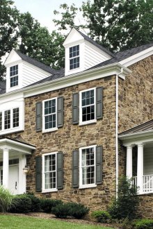 Κοιτάζοντας κάτω από ένα πέτρινο ερείπιο