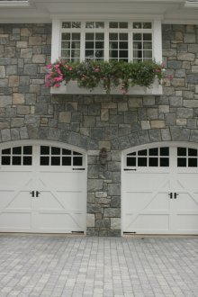 Κάλυψη κάτω από διακοσμητική πέτρα