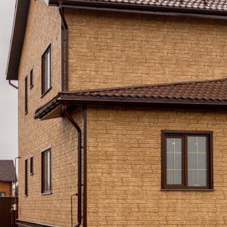 Υπόγειο υπόστεγα κάτω από ένα τούβλο