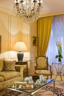 Κίτρινο-πράσινο έπιπλα και κουρτίνες στο κλασικό σαλόνι