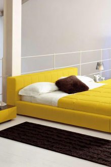 Κίτρινο κρεβάτι στο υπνοδωμάτιο