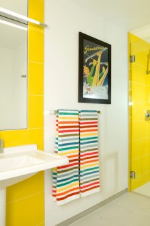 Κίτρινα κεραμίδια στο μπάνιο ευθυμιούνται