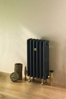 Μπαταρία από χυτοσίδηρο με χρυσή βρύση