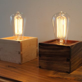 Λάμπα Edison σε ξύλινη βάση