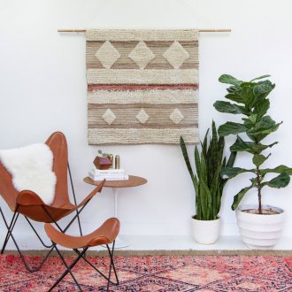 Χαλί με γεωμετρικό σχέδιο στον τοίχο