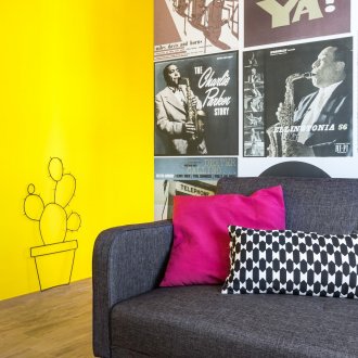 Κίτρινο τείχος στο δωμάτιο ανάπαυσης