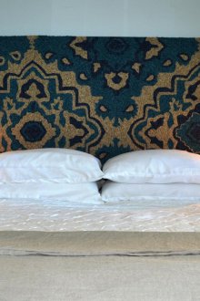 Χαλί στον τοίχο στο κεφάλι του κρεβατιού