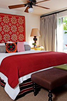 Κόκκινο χαλί στον τοίχο