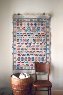 Χαλί στον τοίχο του διαδρόμου