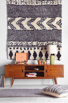 Μπλε χαλί στον τοίχο