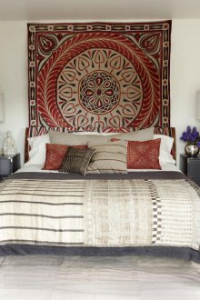 Χαλί στον τοίχο του υπνοδωματίου