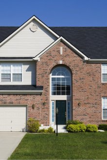 Τσιμέντο οπλισμού ινών κάτω από ένα τούβλο