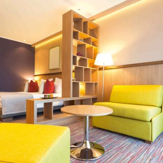 Κίτρινες πολυθρόνες σε διαμέρισμα στούντιο