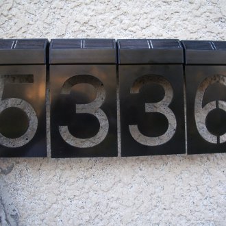 Μαύρη πλάκα στο σπίτι