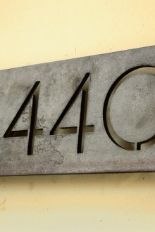 Η πλάκα στο σπίτι είναι μέταλλο