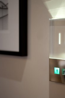 Η πλάκα στο σπίτι λάμπει