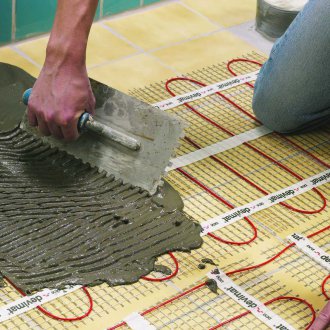 Σύζευξη ενός θερμομονωμένου δαπέδου κάτω από το λινέλαιο