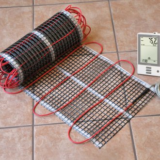 Θερμομονωμένο δάπεδο κάτω από λινέλαιο με ρυθμιστή θερμοκρασίας