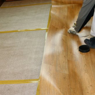 Τοποθέτηση λινέλαιο σε ένα ζεστό δάπεδο