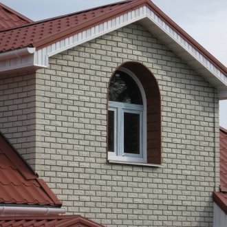 Revestiment blanc sota un maó