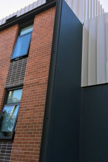 Κόκκινο παρακαμπτήριος κάτω από ένα τούβλο