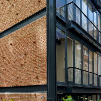 Κάλυψη κάτω από ένα τούβλο σε ένα κλουβί