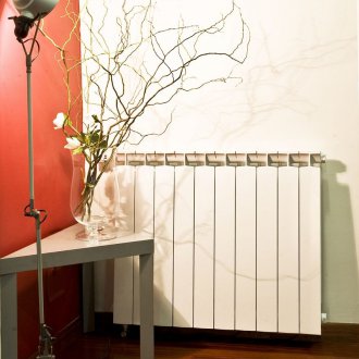 Διμεταλλικό ψυγείο στο διαμέρισμα