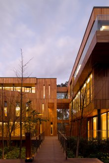 Κάθετη ξύλινη παρακαμπτήριος