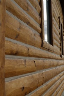 Ξύλινη παρακαμπτήριος κάτω από ένα μπαρ