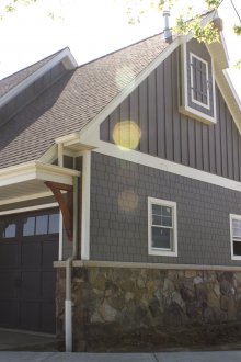 Γκρίζα παρακαμπτήριος κάτω από ένα μπαρ