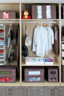Κατάλληλη αποθήκευση ρούχων και παπουτσιών στο ντουλάπι