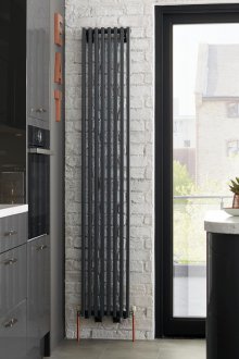 Το ψυγείο τοίχου στην κουζίνα