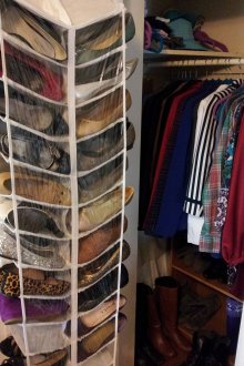 Διαφανής διοργανωτής παπουτσιών στην πόρτα του ντουλάπα