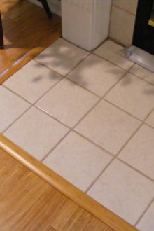 Κατώφλι μεταξύ πλαστικού και κεραμιδιού