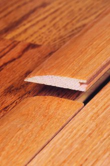 Τοποθετώντας το κατώφλι για το έλασμα