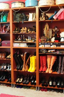 Μεγάλο ανοιχτό ντουλάπι για την αποθήκευση ρούχων και παπουτσιών