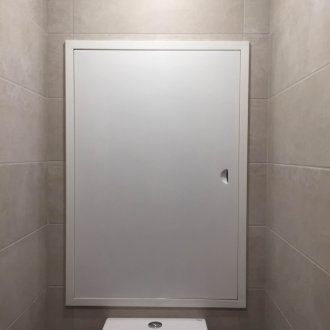 Valkoinen putkiluukku