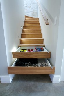 Κουτιά αποθήκευσης υποδημάτων στις σκάλες