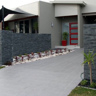 Με μαύρη πέτρα