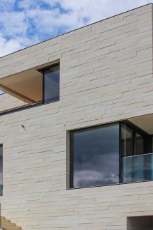 Πρόσοψη μπροστά από πέτρα