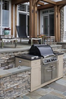 Πέτρινη όψη στην αυλή