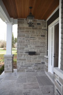 Πέτρινη πέτρα στη βεράντα