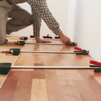 Ελασματοποιημένο με επένδυση από φελλό σε δάπεδο από σκυρόδεμα