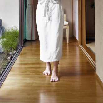 Laminate σε ένα θερμό δάπεδο από σκυρόδεμα