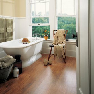 Laminate σε δάπεδο από σκυρόδεμα στο μπάνιο