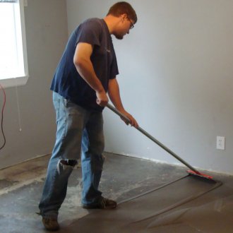 Επίπεδο τσιμεντένιο πάτωμα κάτω από ένα έλασμα