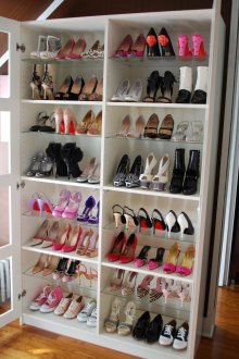 Μεγάλο ντουλάπι με ράφια από γυαλί για παπούτσια