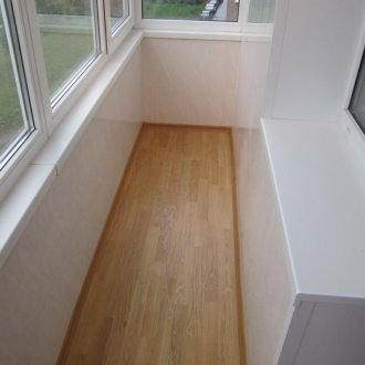 Laminate δρυς στο μπαλκόνι